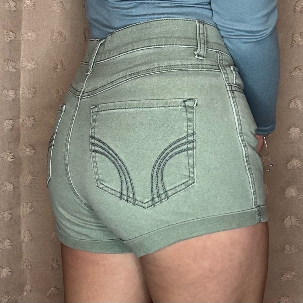 Hollister High-Rise Women's Green Denim Shorts. Size 3.